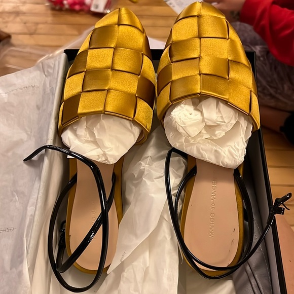 Marco de Vincenzo
Basket Weave Yellow Sandals size 9 flats - Picture 2 of 4